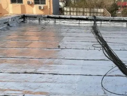 祥符卫生间漏水维修公司分享下祥符屋面楼顶防水刚性防水层施工要点。